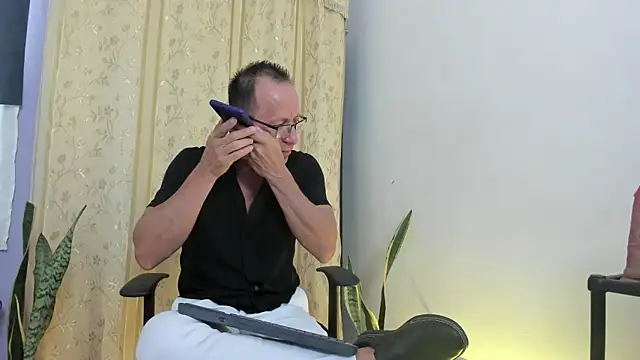 Snapshot of _axelking_ chatting on 04.30.26 axelking online show from 04.30.26