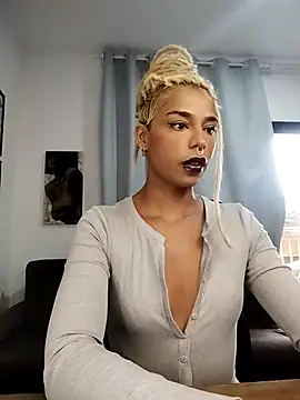 Snapshot of Helenoir chatting on 05.17.26 Helenoir online show from 05.17.26