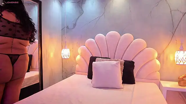 Snapshot of CatalinaCoopper chatting on 10.24.25 CatalinaCoopper online show from 10.24.25