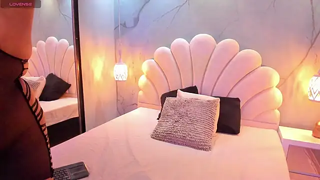 Snapshot of CatalinaCoopper chatting on 11.06.25 CatalinaCoopper online show from 11.06.25