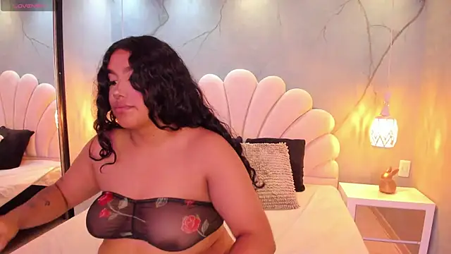 Snapshot of CatalinaCoopper chatting on 11.10.25 CatalinaCoopper online show from 11.10.25