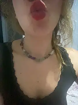 Snapshot of melisss2 chatting on 10.17.25 melisss2 online show from 10.17.25