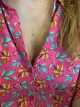 Snapshot of melisss2 chatting on 11.22.25 melisss2 online show from 11.22.25