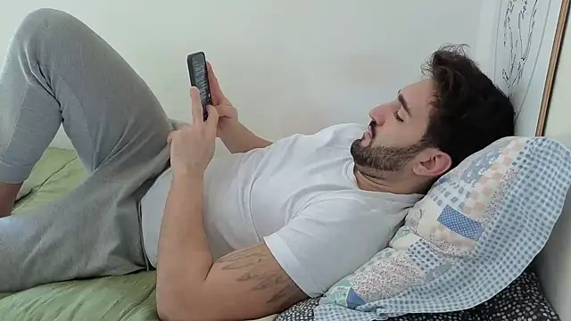 Snapshot of Al3xox02 chatting on 02.17.26 Al3xox02 online show from 02.17.26