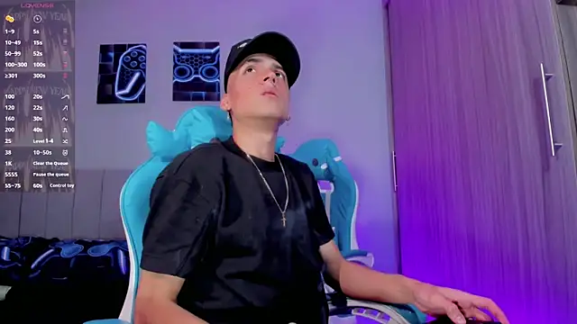 Snapshot of lopez_and_jesus chatting on 10.10.25 lopez and jesus online show from 10.10.25