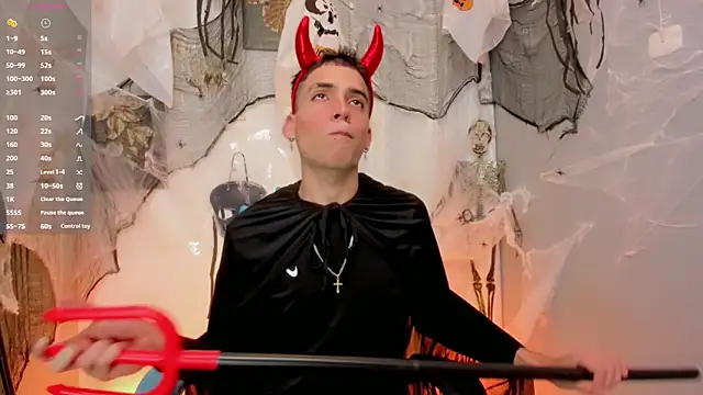 Snapshot of lopez_and_jesus chatting on 10.29.25 lopez and jesus online show from 10.29.25