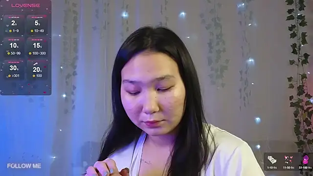 Yoon Mii online show from 10.13.25