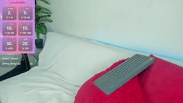 Snapshot of Charlote_Ross chatting on 10.27.25 Charlote Ross online show from 10.27.25