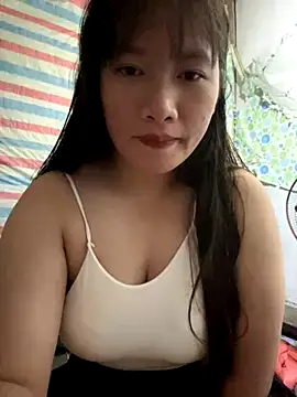 Snapshot of TrangNemo chatting on 11.16.25 TrangNemo online show from 11.16.25