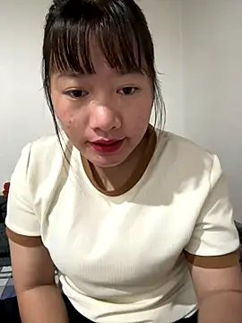 Snapshot of TrangNemo chatting on 11.30.25 TrangNemo online show from 11.30.25
