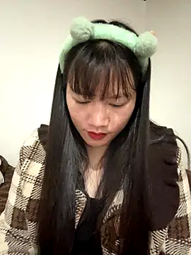 Snapshot of TrangNemo chatting on 12.18.25 TrangNemo online show from 12.18.25