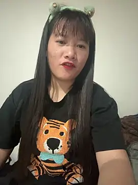 Snapshot of TrangNemo chatting on 12.20.25 TrangNemo online show from 12.20.25