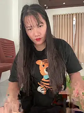 Snapshot of TrangNemo chatting on 12.21.25 TrangNemo online show from 12.21.25