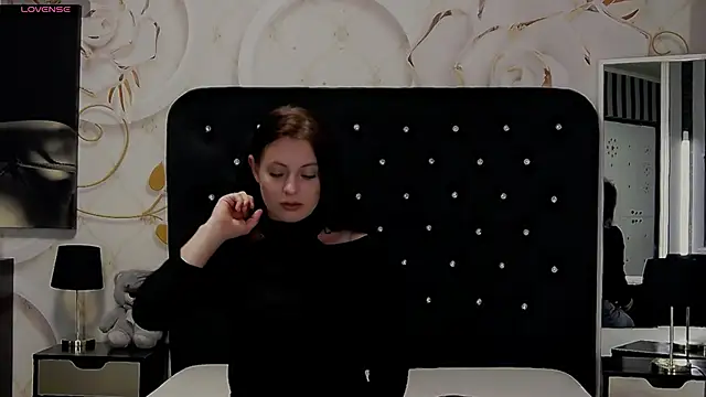 NicolleGrant online show from 10.08.25