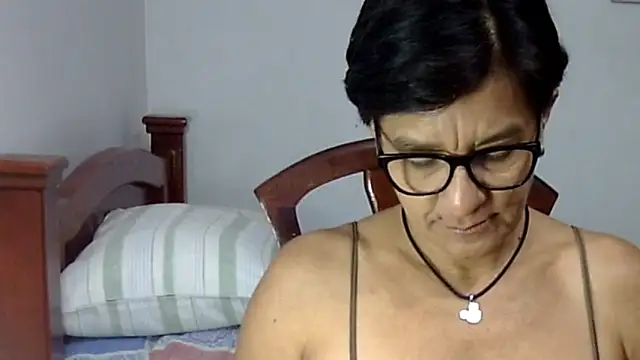 Snapshot of LunaLUVX chatting on 10.19.25 LunaLUVX online show from 10.19.25