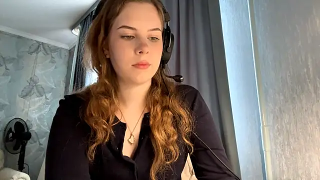 Snapshot of Leyla_Luna chatting on 10.12.25 Leyla Luna online show from 10.12.25
