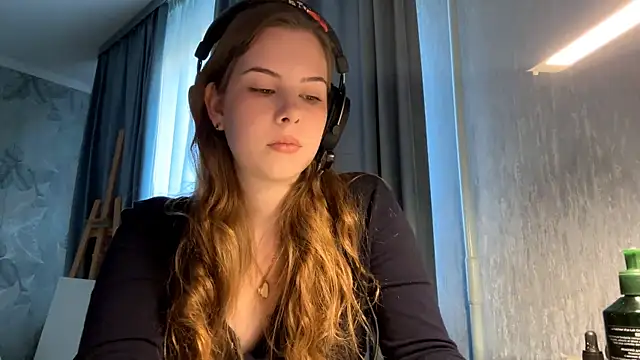 Snapshot of Leyla_Luna chatting on 10.18.25 Leyla Luna online show from 10.18.25