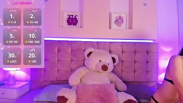 Snapshot of Naya_Velvet chatting on 11.13.25 Naya Velvet online show from 11.13.25