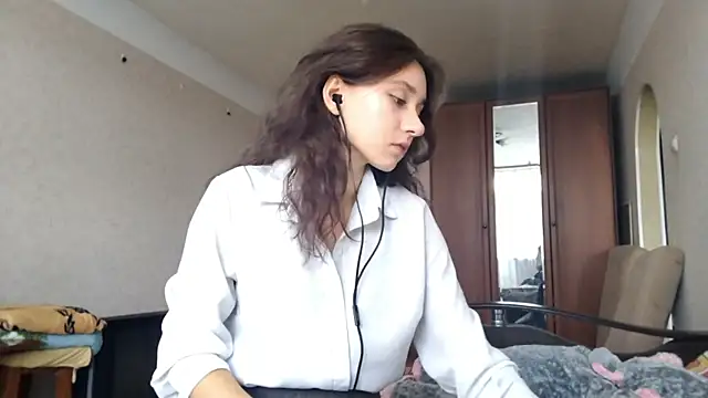 MiaLovelyOne online show from 10.13.25