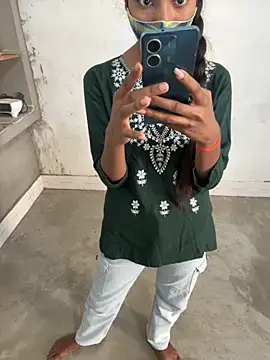 Snapshot of Rani_hot2 chatting on 10.17.25 Rani hot2 online show from 10.17.25