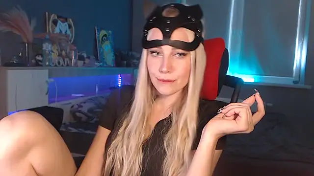 Snapshot of Lily_Shell chatting on 10.31.25 Lily Shell online show from 10.31.25