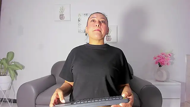 Snapshot of susan_hotmilf chatting on 10.18.25 susan hotmilf online show from 10.18.25