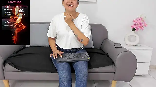 Snapshot of susan_hotmilf chatting on 10.22.25 susan hotmilf online show from 10.22.25