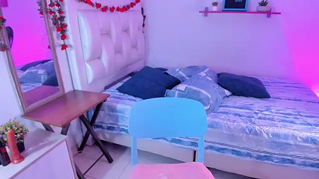 Laaura-Velez online show from 11.28.25