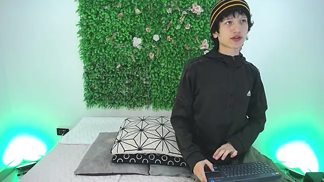 Snapshot of Emo_Boy_ chatting on 11.25.25 Emo Boy online show from 11.25.25