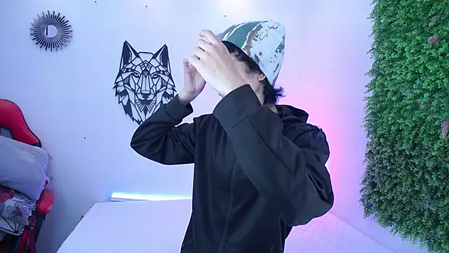 Snapshot of Emo_Boy_ chatting on 12.03.25 Emo Boy online show from 12.03.25