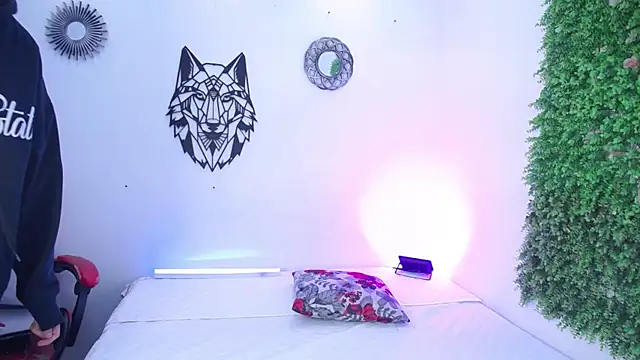 Snapshot of Emo_Boy_ chatting on 12.04.25 Emo Boy online show from 12.04.25