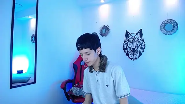 Snapshot of Emo_Boy_ chatting on 01.08.26 Emo Boy online show from 01.08.26