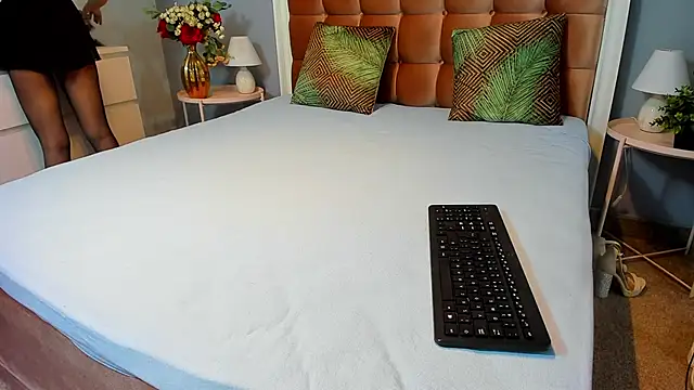 TwistedHoney  online show from 10.23.25