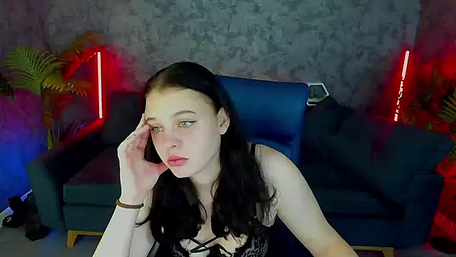 SnowWhiti online show from 11.23.25