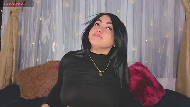 Victoria Jonhss online show from 11.18.25