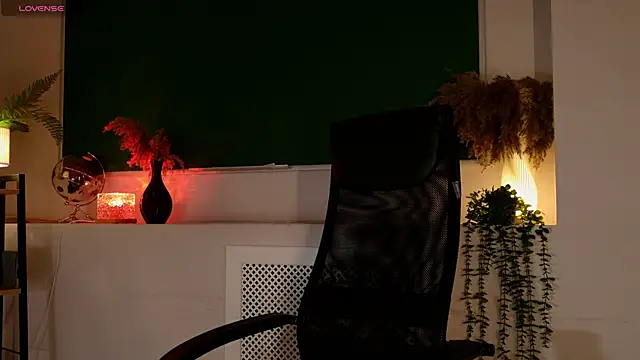 Snapshot of ClaireMathis chatting on 08.03.26 ClaireMathis online show from 08.03.26