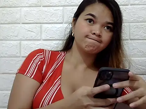 Snapshot of PinayHugwclit4sale chatting on 10.16.25 PinayHugwclit4sale online show from 10.16.25