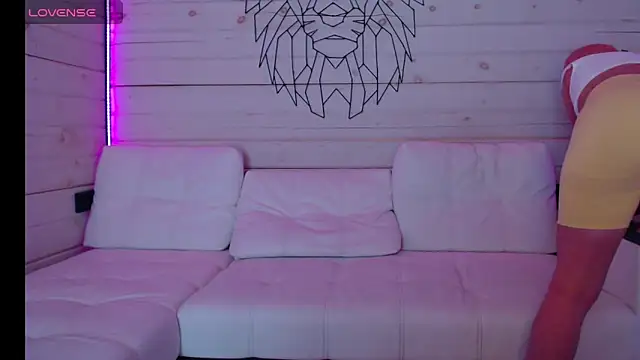 Snapshot of CandyBunie chatting on 02.13.26 CandyBunie online show from 02.13.26