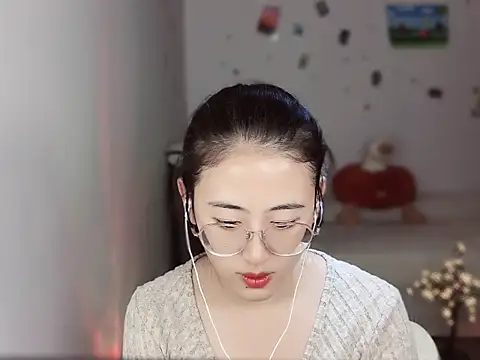 Queena  online show from 12.16.25