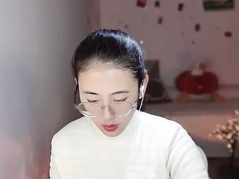 Queena  online show from 12.17.25