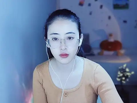 Queena  online show from 12.18.25