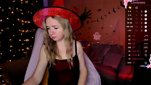Snapshot of Evaa_Braunn chatting on 10.27.25 Evaa Braunn online show from 10.27.25