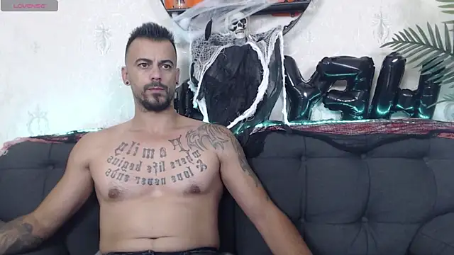 Snapshot of RyanVibe chatting on 10.28.25 RyanVibe online show from 10.28.25