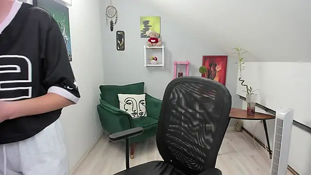 Snapshot of BettyJamess chatting on 10.22.25 BettyJamess online show from 10.22.25