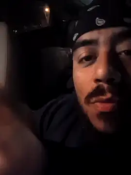 Snapshot of Papiguillermo chatting on 10.27.25 Papiguillermo online show from 10.27.25