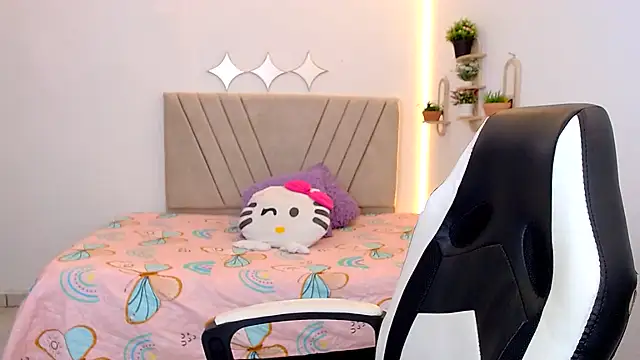 Snapshot of zara_cute chatting on 06.17.26 zara cute online show from 06.17.26