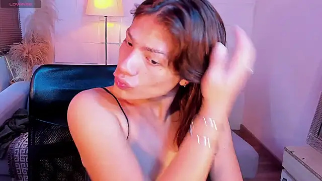 Snapshot of KassMonroe chatting on 11.17.25 KassMonroe online show from 11.17.25