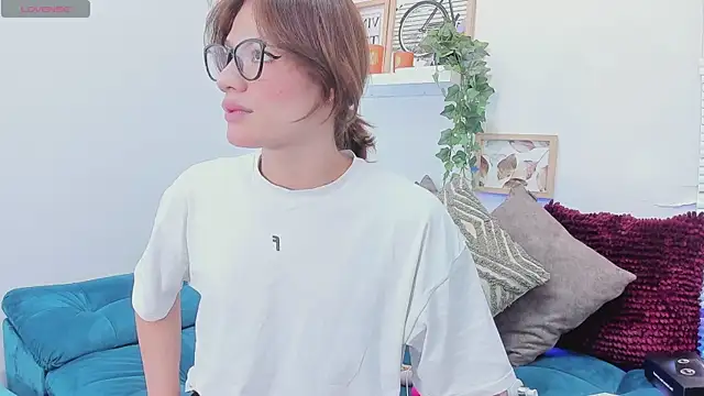 Snapshot of KassMonroe chatting on 11.25.25 KassMonroe online show from 11.25.25