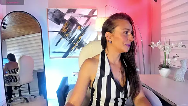 Snapshot of indigo_wild_ chatting on 05.17.26 indigo wild online show from 05.17.26