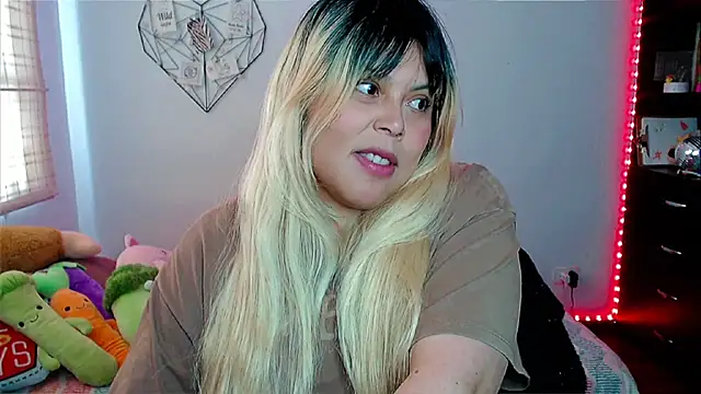 Snapshot of EllieMoonX chatting on 11.13.25 EllieMoonX online show from 11.13.25